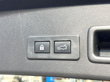 【パワーバックドア】スマートキーや運転席のボタンを押すだけでリアゲートが自動で開閉します!荷物を持っている時や、高い位置にあるバックドアを閉める際に便利な機能です♪