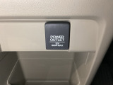 アクセサリーソケットはUSBのアダプターなどをつければ、スマホの充電にも使えます。周辺には物が置けるボックスがついています。