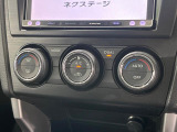 【オートエアコン】一度お好みの温度に設定すれば、車内の温度を検知し風量や温度を自動で調整。暑い&hellip;寒い&hellip;と何度もスイッチ操作をする必要はありません。快適な車内空間には必須の機能ですね♪