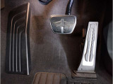 【ペダル】BMWはオルガン式アクセルペダルを採用しています。踏み込む足とペダルが同じ軌跡を描くため、かかとがずれにくく、アクセルコントロールがよりしやすくなるメリットがあります。