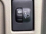 対向車や先行車への配慮が可能。積載物の状況に応じてヘッドライトの照射角度を手動調整できるスイッチ。