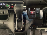 CVT車のセレクトレバーです。低速から高速まで、変速ショックのないスムーズな走りを実現するとともに、エンジン効率のよい領域を維持することで燃費にも貢献します。