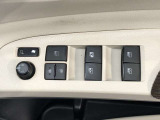 パワーウィンドのスイッチです。運転席に座りながら、助手席や後席の窓を開け閉めできるので大変便利ですよ。