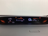 デジタル表示のスピードメーターとタコメーターを大きく配した見やすいメーター部になっています。左側のインフォメーション画面でオドメーターや燃費などの情報を確認できます。