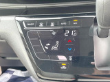 【オートエアコン】一度お好みの温度に設定すれば、車内の温度を検知し風量や温度を自動で調整。暑い&hellip;寒い&hellip;と何度もスイッチ操作をする必要はありません。快適な車内空間には必須の機能ですね♪