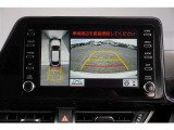 【パノラミックビューモニター】 後退時に車両の後ろ側を表示するだけでなく上から見たような映像で車庫入れなどバックする際に安心です。