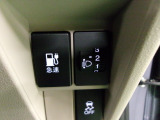 普通充電は6KWの高い出力で行うため、満充電まで焼く4.5時間という早さです。また、普通充電はフタを直接押し、急速充電は車内のボタンを操作して開け、あとは充電コネクターを差すだけで充電開始します。