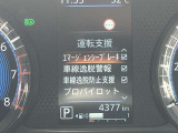 【運転支援】メーター中央部ディスプレイで車両状態の表示や、安全機能の設定・変更が行えます。