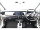 操作性に優れた運転席となります!小物入れや各ボタンの配置にこだわり、使いやすいです!座り心地もよく視認性も良好なのでロングドライブもお任せ下さい!