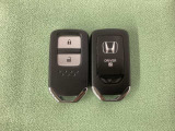 スマートキーを装備しています。鍵を差し込むことなくドアロックの開け閉めと、スタートボタン操作でのエンジンスタートができます。スペアキーも同じものを用意しております。