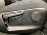 運転席にはドライバーの体型や好みに応じて前後方向だけでなく、高さの調整ができるシートリフターを装備!