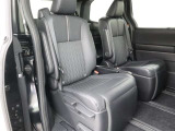 高いホールド性で運転姿勢が安定します。長距離ドライブでも疲れにくいのが魅力です。快適なドライビングライフをお送りください♪