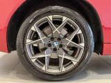 BMWの純正アロイホイールは軽量かつ強度にも優れているホイールで走行性能を引き上げる設計になっております。足元にもBMWは妥協がなくこだわっている個所になります。