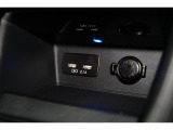 小物の収納に便利なセンタートレイには携帯等のデバイスの充電可能なUSB出力電源付です。