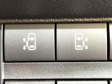 【両側パワースライドドア】スマートキーや運転席のスイッチで後席両側スライドドアの開閉が可能♪電動だから力を入れてドアを開ける必要が無く、小さなお子様でも簡単に開け閉めでき快適です♪