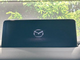 【10.25インチマツダコネクト】車内の雰囲気にマッチした大型ディスプレイ。スマホ接続でのナビ使用やBluetooth再生等、様々な機能が楽しめます。直感的なダイヤル操作が可能で、使い勝手も良好です。