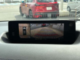 フロントカメラもございますので、狭い道でも安心して運転をしていただけます。