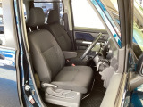 フロント広々、セパレートシートの運転席は、ハイトアジャスターが付いているので、快適にドライブができます。ハンドルはチルトステアリングで、ハンドル位置を上下に調節できます。