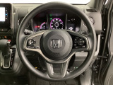 ハンドルにHondaセンシング系のクルーズコントロールやレーンキープアシストなどのスイッチと、オーディオの操作スイッチが装備されています。ハンドルから手を離さず安全に操作できます。