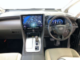 運転席周りのレイアウトをご覧ください。ナビゲーションが綺麗に装着されすっきり収まってますね!