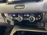オートエアコンは左右席で独立温度コントロールが可能です。シートヒーター付きで、冷えた車内でもスイッチを押せば数秒で座面と背もたれがあたたかくなります。