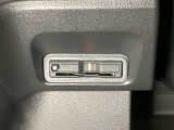 ハンドルの左下にETCがついています。高速道路の料金所の通過も楽々です。 カードの取り出しもしやすい場所についています。