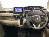 車内は光触媒抗菌消臭施工済です。インパネ周りはスタイリッシュなデザインで機能や装備も充実しています。グローブボックスやカップホルダーのほかにトレーなどたくさんの収納スペースが付いています。