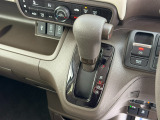 ステアリングから手を離せばすぐそこにある、使い勝手のいいシフトノブです。