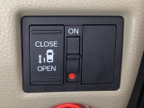 左側電動スライドドアは運転席からでも操作ができるように、ハンドル付近に開閉の操作スイッチが付いています。