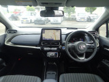 大きなフロントガラスで広々とした視界の運転席まわりです。