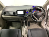 車内は光触媒抗菌消臭施工済です。インパネ周りはスタイリッシュなデザインで機能や装備も充実しています。グローブボックスやカップホルダーのほかにトレーなどたくさんの収納スペースが付いています。