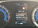 【運転支援】メーター中央部ディスプレイで車両状態の表示や、安全機能の設定・変更が行えます。