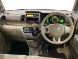 車内は光触媒抗菌消臭施工済です。インパネ周りはスタイリッシュなデザインです。グローブボックスやカップホルダーのほかにトレーなどたくさんの収納スペースが付いています。