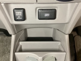 アクセサリーソケットはUSBのアダプターなどをつければ、スマホの充電にも使えます。周辺には物が置けるボックスがついています。