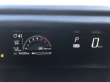大型メーターで視界も良好な運転席廻りです。運転時の視線移動が少なくて済むので、安全性にも一役かってくれます。