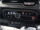 【オートエアコン】温度を設定すれば自動で快適な車内温度を保ちます。エアコン内部の高性能脱臭フィルターで車内のアレルゲンや花粉を除去。