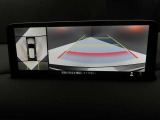 上空から俯瞰した映像で周囲の状況を確認出来る360&deg;ビューモニターです。これなら狭い駐車場でも安心ですね。また、隠れたお子様やいつの間にか置かれたカートも確認出来ますね。