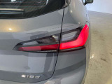 L字型リアコンビランプ:BMWの伝統的なデザインのひとつです。夜間でも誰が見てもBMWとわかる印象的なデザイン。