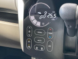 【オートエアコン】一度お好みの温度に設定すれば、車内の温度を検知し風量や温度を自動で調整。暑い&hellip;寒い&hellip;と何度もスイッチ操作をする必要はありません。快適な車内空間には必須の機能ですね♪