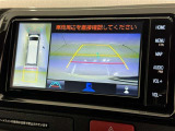 後方の見える安心をお届けするバックガイドモニター付:バックするときのアシストラインもあって楽々バック!車庫入れや縦列駐車をサポートし、苦手な駐車も安心です!今やもう手放せない装備ですネ♪