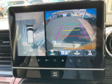 【全方位カメラ】車を真上から見たように映し出し、周囲の状況をしっかり確認!駐車や狭い道も安心して運転できます♪