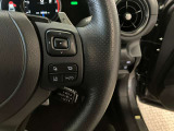 オーディオや運転支援機能などを手元で操作できるステアリングスイッチ。操作時の視線移動が少なく、安全にも貢献します。