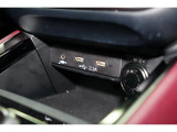 小物の収納に便利なセンタートレイには携帯等のデバイスの充電可能なUSB出力電源付です。