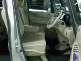 すわり心地の良い運転席・助手席です。長時間のドライブの疲れ軽減に貢献します。どうぞ快適なドライブを。