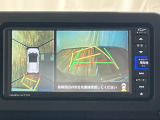 車輌前後左右に搭載した4つのカメラにより、クルマの真上から見ているような映像を表示。運転席から確認しにくい車両周囲の状況を把握できます。