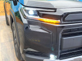 【LEDヘッドライト】悪天候や夜間走行時も良好な視界を確保し安心して運転できる高輝度LEDヘッドライトを装備!点灯速度が早く、消費電力も抑えられています。
