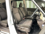 乗降がしやすい運転席。高さが調節できて小柄な方でも運転しやすいポジションをとることができます。