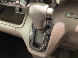 インパネシフトを採用しているので、前席の足元も広々としています。運転席と助手席の行き来もスムーズです!