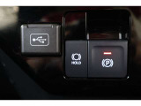 通信/給電用USBポートが装備されています。iPhoneやスマートフォンの充電など、車内にあると便利なアイテムのひとつですね!