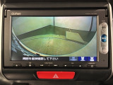 リバースギアに入れるだけで後方の表示へ切り替わります。夜間や雨の日の駐車も楽になりますよ。